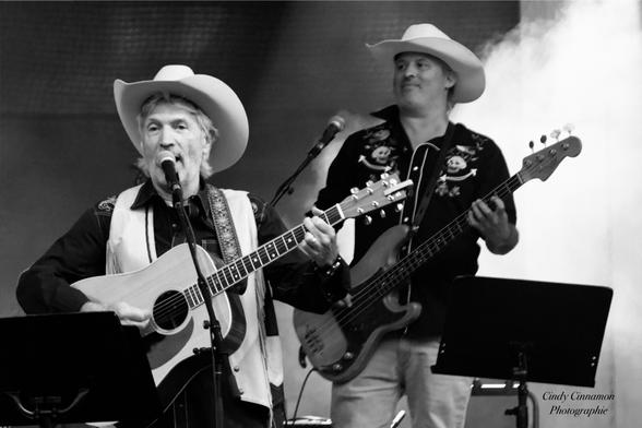 Show de Claude Meunier et la Famille Denuy. Photographie par Cindy Cinnamon