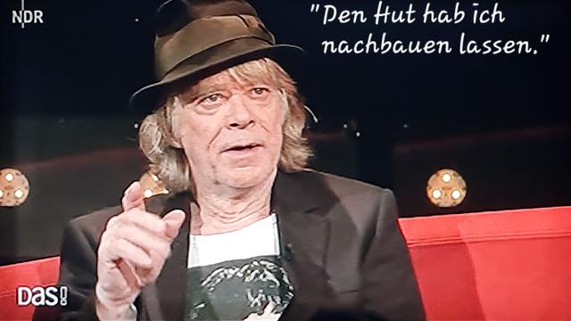 Guckt nachdenklich, zitat: den Hut hab ich nachbauen lassen.