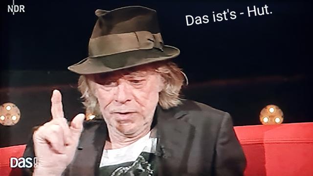 Wieder erhobener Zeigefinger, Spruch: das ist's... Hut. (Nachdem er ja erst kappe und mütze sagte, aber de facto ist's hut.)