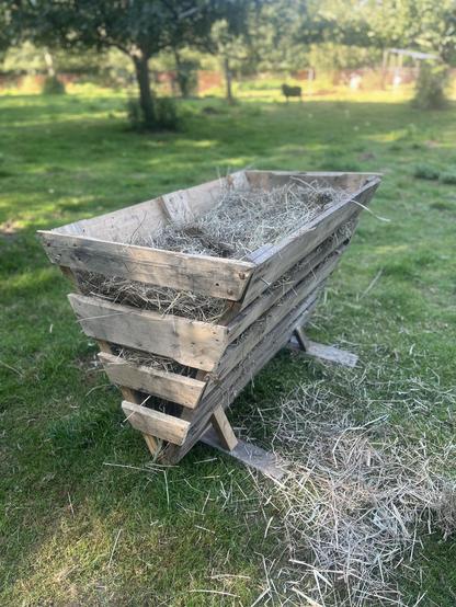Aus Europaletten gebaute Heuraufe für Lämmer