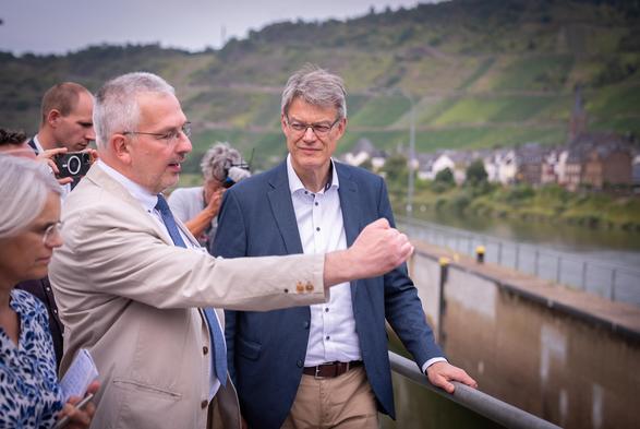 Bundesverkehrsminister Patrick Schnieder war im Rahmen seiner Sommertour auf dem Rhein unterwegs, um sich über die Lage der Rheinschifffahrt und die Folgen von Niedrigwasser zu informieren.