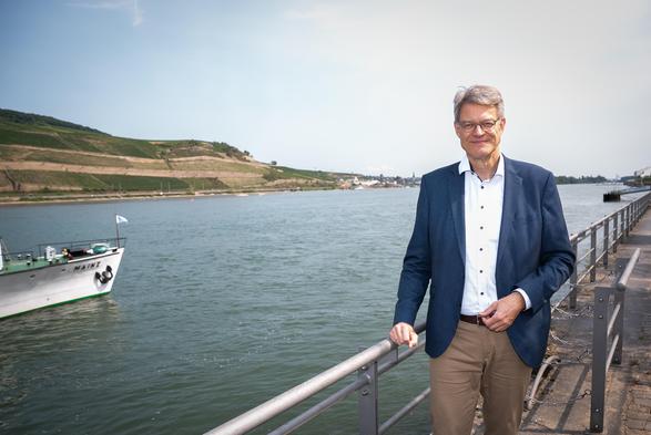 Bundesverkehrsminister Patrick Schnieder war im Rahmen seiner Sommertour auf dem Rhein unterwegs, um sich über die Lage der Rheinschifffahrt und die Folgen von Niedrigwasser zu informieren.
