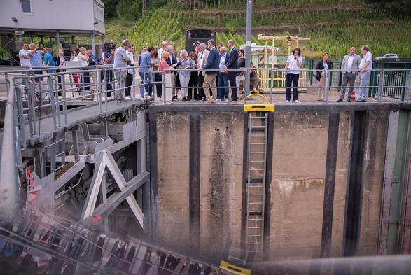 Bundesverkehrsminister Patrick Schnieder war im Rahmen seiner Sommertour auf dem Rhein unterwegs, um sich über die Lage der Rheinschifffahrt und die Folgen von Niedrigwasser zu informieren.