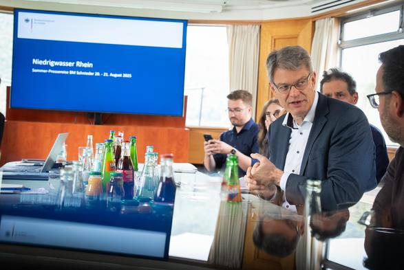 Bundesverkehrsminister Patrick Schnieder war im Rahmen seiner Sommertour auf dem Rhein unterwegs, um sich über die Lage der Rheinschifffahrt und die Folgen von Niedrigwasser zu informieren.