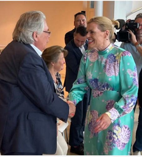 Klöckner gibt nius Gründer die Hand