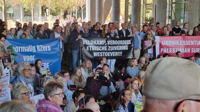 Aanwezigen houden spandoek op : "Veldkamp, veroordeel etnische zuivering westoever!!!"