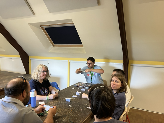 Tablée de jeux dans la salle Pissenlit du Centre social des Abeilles, nous testons le prototype de « IAsk me anything »