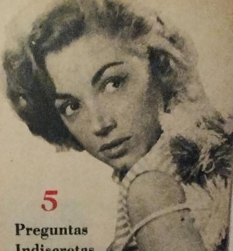 Retrato en blanco y negro de Evangelina Elizondo, actriz mexicana, mirando hacia atrás con una expresión pensativa. Lleva un vestido con detalles florales y está acompañada del texto '5 Preguntas Indiscretas'.