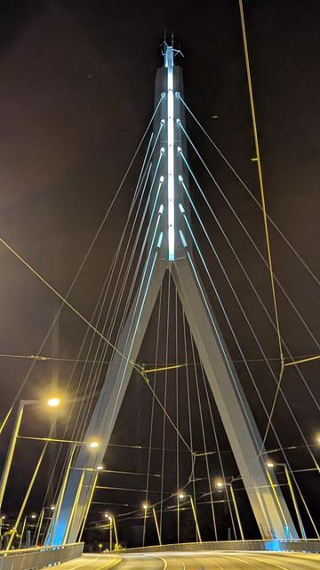 kein KI. einfach nur die Berliner Brücke bei Nacht ohne jedes Fahrzeug und der Pylon mitten im Bild in einer Schärfe, die ich so auch noch nicht von dem Pixel kannte.
