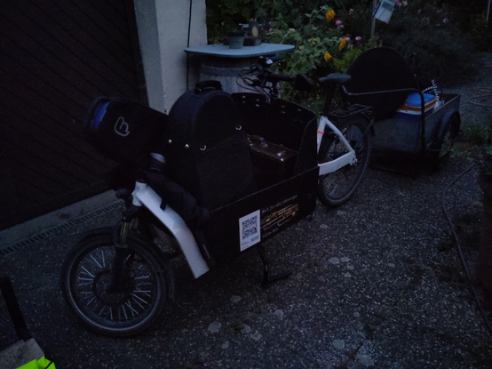 Langes Lastenfahrrad mit Anhänger
Vorne im Kasten eine Posaune, ein Euphonium und eine Trompete, hinten auf dem Hänger eine Tuba und diverse Kleinutensilien