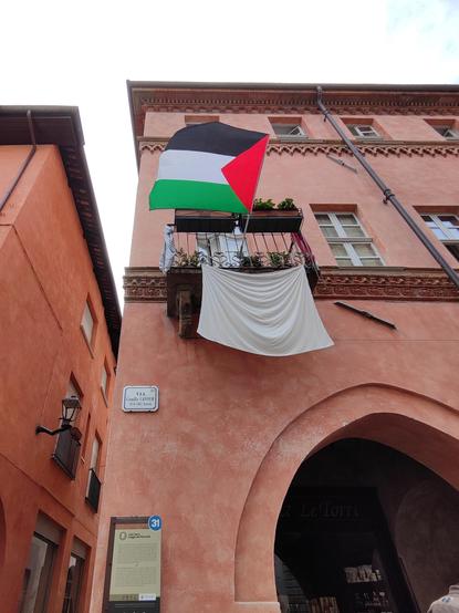 un balcone dove sventola una bandiera palestinese ad Alba (CN) Italy