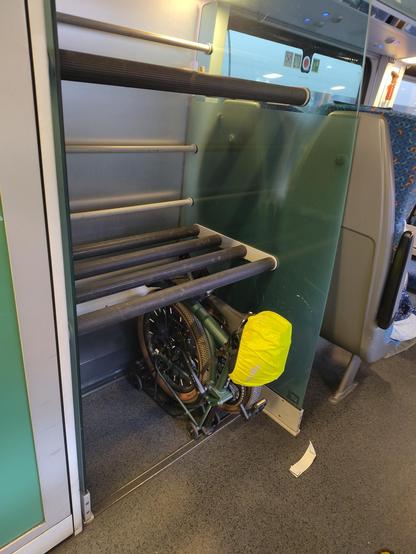 Brompton in der Gepäcksablage