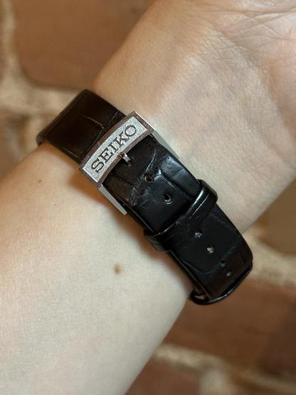 Close look at the vintage style pin buckle.