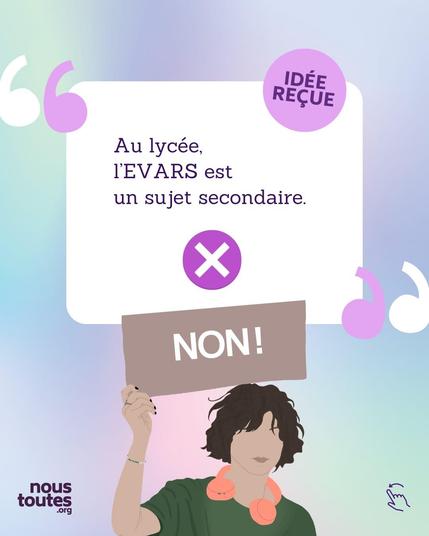 Dans une bulle blanche, une idée reçue, entre guillemets : "Au lycée l'evars est un sujet secondaire"

Illustration : unE enfantE vêtuE en vert, cheveux mi longs ébouriffés, casque audio au cou, vernis à ongles, tient fièrement une pancarte sur laquelle il est écrit en lettres majuscules : "non !”