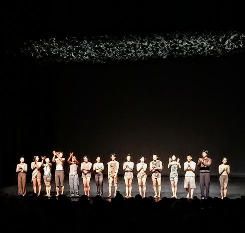 Das 15köpfige Ensemble verbeugt sich