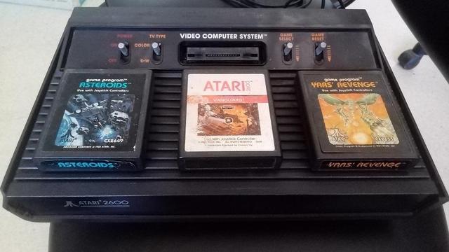 Atari 2600 y tres cartuchos