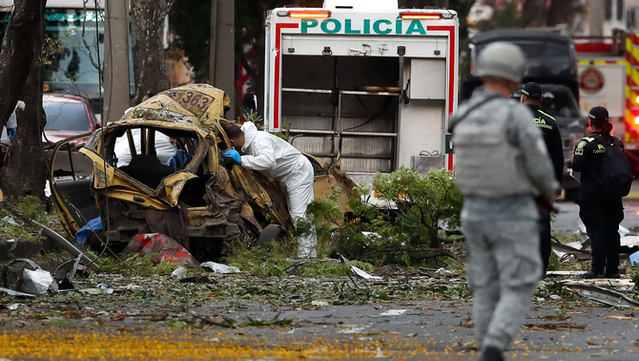 Serveis d'emergència atenen les persones ferides en l'atac a una base militar de Colòmbia (Reuters/Oswaldo Paez)