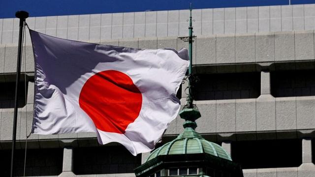 Japan's Mount Fuji remained snow-less as of Monday -- the latest date that its majestic slopes have been bare since records began 130 years ago, the weather agency said.