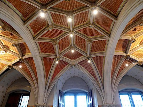 Foto van ramen en plafond in kasteel