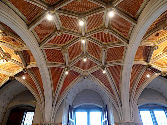 Foto van ramen en plafond in kasteel