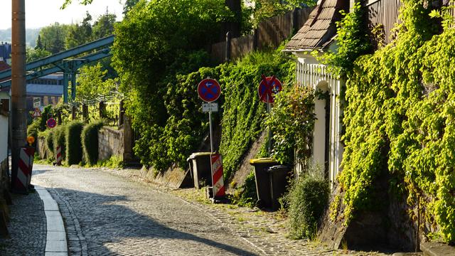 Schmale Straße von der Talstation nach oben, die Aufhängung der Bahn quert
