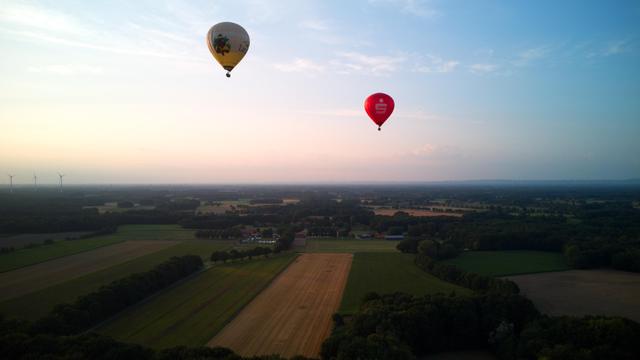 Foto von zwei Heißluftballons am Himmel aufgenommen mit einer Drohne