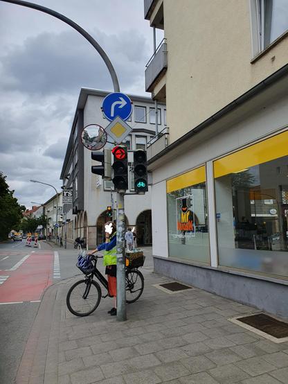 Bild zeigt die Kreuzung Johannistorwall,  Johannisstraße. Es gibt eine Ampel für den rechtsabbiegeden MIV und eine Radampel. Hat der eine Verkehr grün, hat der andere Verkehr rot.