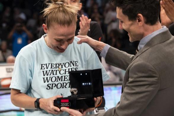 Sky's Courtney Vandersloot Liberty receives her championship ring