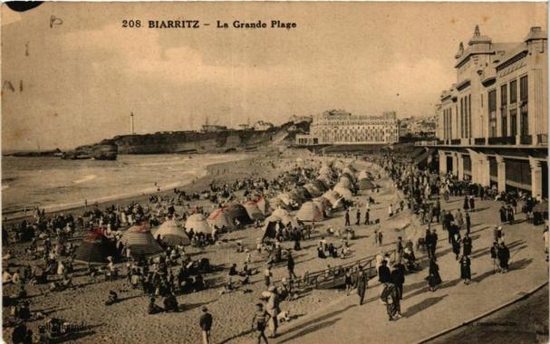 Biarritz La Grande Plage à #Biarritz (#PyrénéesAtlantiques)  #CartePostaleAncienne 👉 https://cartorum.fr/carte-postale/376940/biarritz-biarritz-la-grande-plage