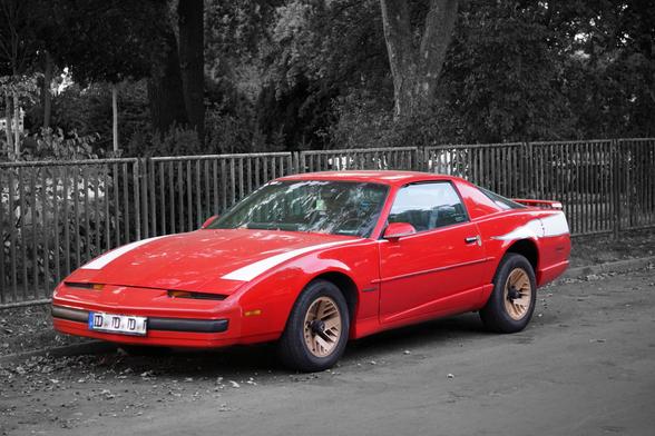 Roter, amerikanischer 80er-jahre Sportwagen.
Alle Farbe außerhalb des Autos am Bild entfernt.