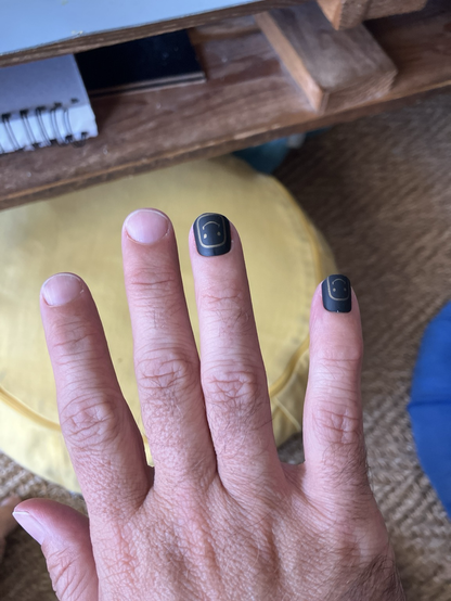 Ma Main avec deux faux ongles posés en smiley