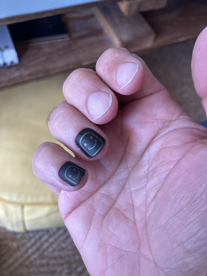 Ma Main avec deux faux ongles posés en smiley