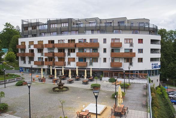 Pohled na vedlejší budovu lázní s velkou terasou.