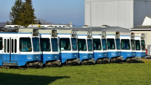 Mehrere Trams aus Zürich die für eine Spende an die Ukraine vorgesehen sind