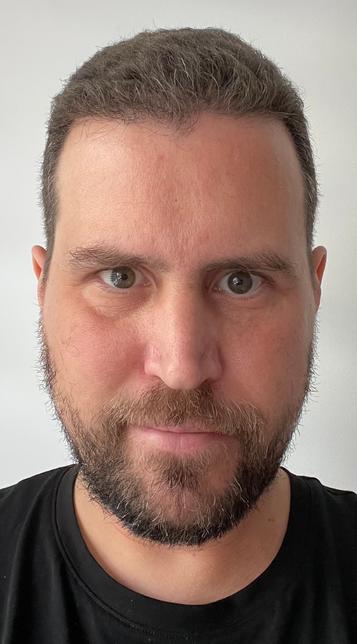 Ich mit Kurzhaarfrisur und frisch gestutztem Bart