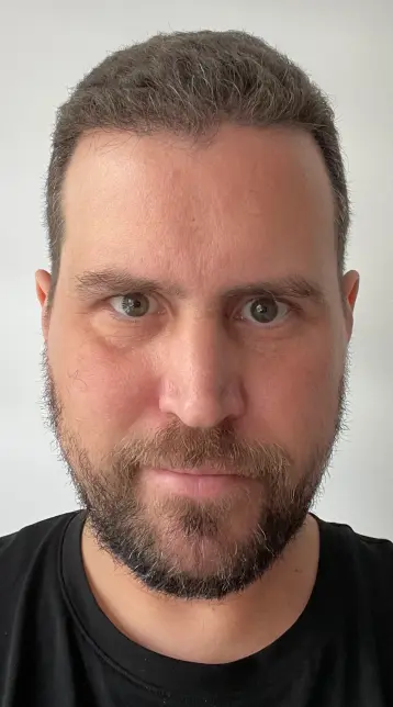 Ich mit Kurzhaarfrisur und frisch gestutztem Bart