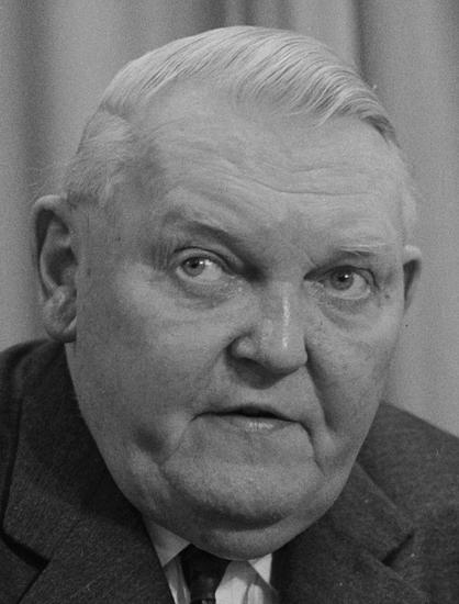 Ludwig Wilhelm Erhard (* 4. Februar 1897 in Fürth; † 5. Mai 1977 in Bonn) war ein deutscher Politiker (parteilos, später CDU) und Wirtschaftswissenschaftler. Er war von 1949 bis 1963 Bundesminister für Wirtschaft und von 1963 bis 1966 der zweite Bundeskanzler der Bundesrepublik Deutschland. Von 1957 bis 1963 nahm er zusätzlich die Funktion des Vizekanzlers wahr. 1966 bis 1967 war er als Adenauers Nachfolger der zweite CDU-Bundesvorsitzende.🖖