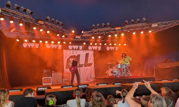 Die Band ELL bestehend aus einer Bassistin und einem Schlagzeuger spielen auf der Zeltbühne des Obstwiesen Festivals.