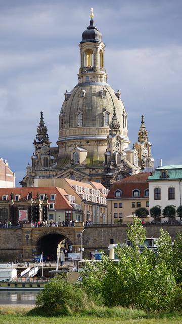 Frauenkirche vom Elbufer auf der Neustadtseite aus gesehen