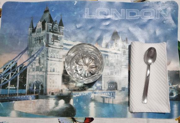 Tovaglietta per la colazione con ponte di Londra, bicchiere vuoto, tovagliolo e cucchiaino