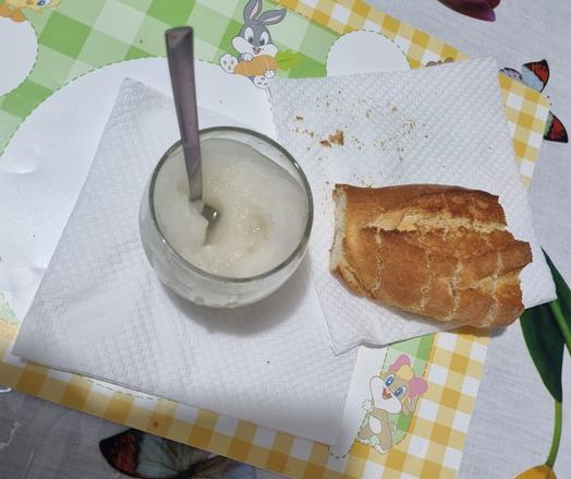 Bicchiere con granita al limone e pane su un tovagliolo