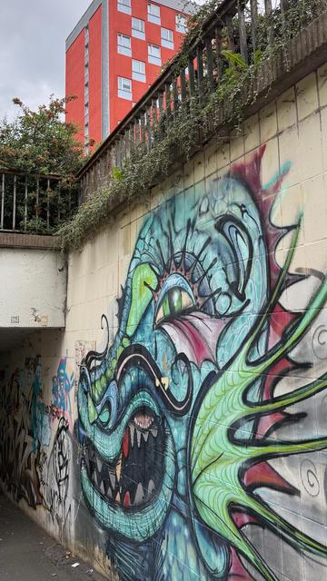 Streetart an einer Unterführung in Suhl. Ein bunter Drachen