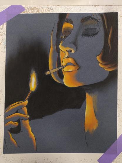 L’immagine mostra una mano che tiene un fiammifero acceso, mentre un’altra mano tiene una sigaretta. I colori dominanti sono il nero e il blu scuro, con accenti di arancione e giallo che illuminano le dita e la parte inferiore del collo, creando forti contrasti e un’atmosfera intensa. La luce della fiamma del fiammifero si riflette sulla pelle, evidenziando le forme delle mani e dei dettagli anatomici.