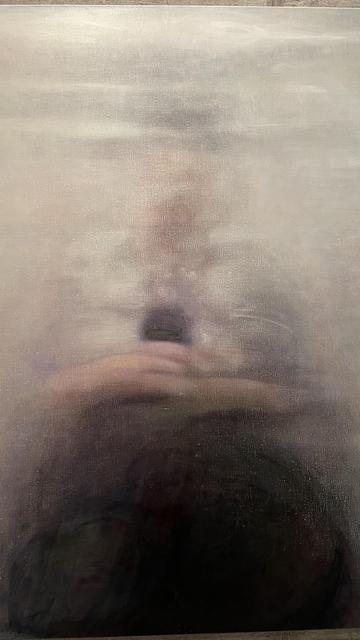 Susanne Gottbergin maalaus Niin kuin se on (2022), utuinen hahmo, ehkä ihminen kädessä jokin musta palikka