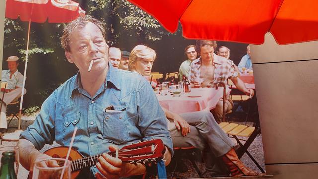 Willy Brandt tocando una pequeña guitarra