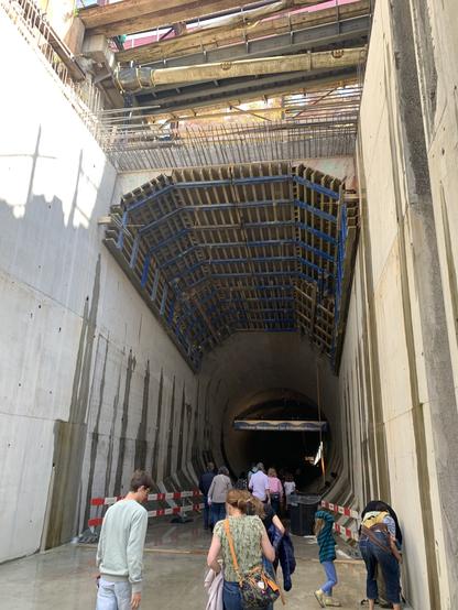 Stolleneingang. Da der Stollen nie voll geflutet sein wird, muss er nicht innenseitig gegen den Wasserdruck verstärkt werden.