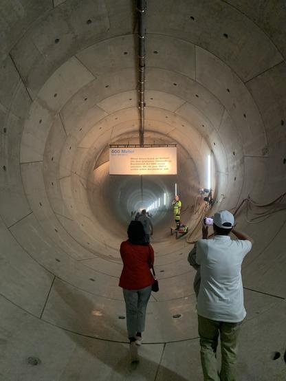 Hier der innen noch glatte Ausbau. Gut, hat jemand an den Eisenbahntunnel gedacht. Das wäre sonst sohl teuer geworden.