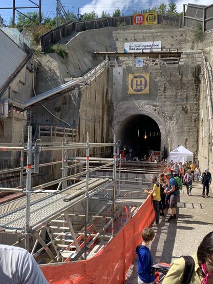 Blick zurück, wir stehen neben der noch nich fertig gebauten Tosskammer.