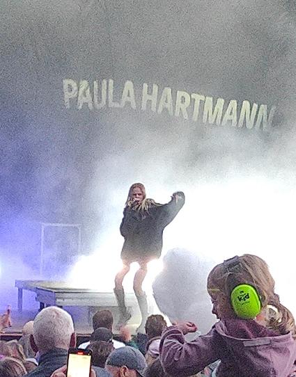 Paula Hartmann singt auf einer Festivalbühne