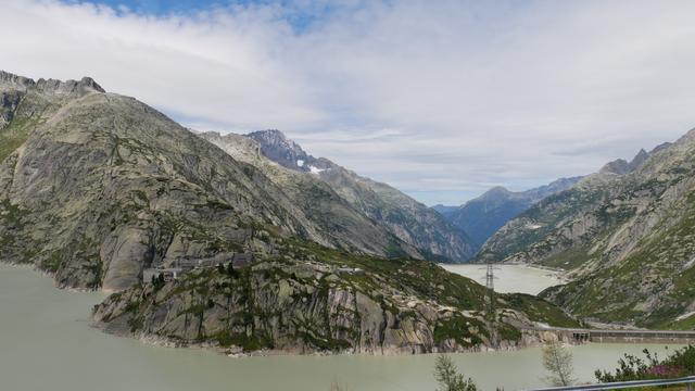 Bergsee mit Felsen im Hintergrund